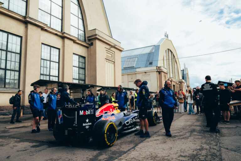 Rīgas Centrāltirgū ieripo F1 bolīds