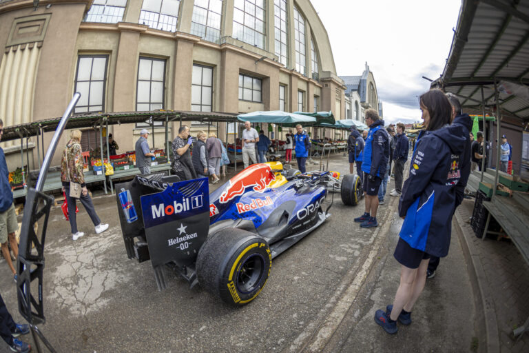 Rīgas Centrāltirgū ieripo F1 bolīds