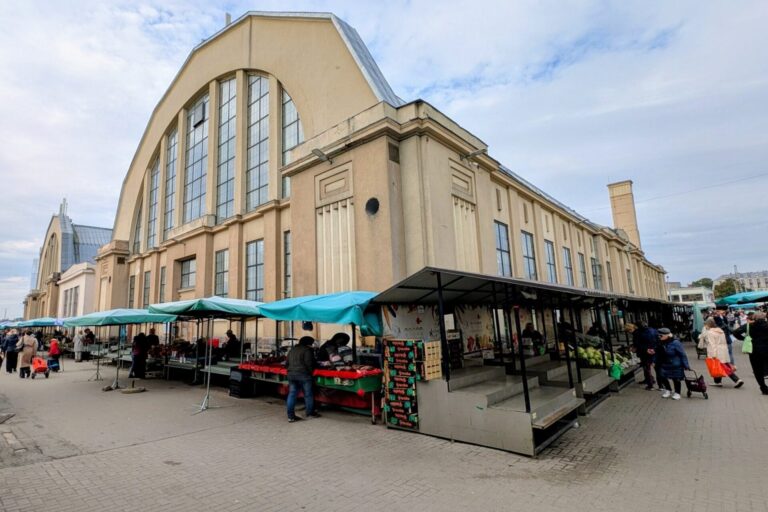 No 30. septembra slēgta ieeja un gājēju tunelis cauri Piena paviljonam